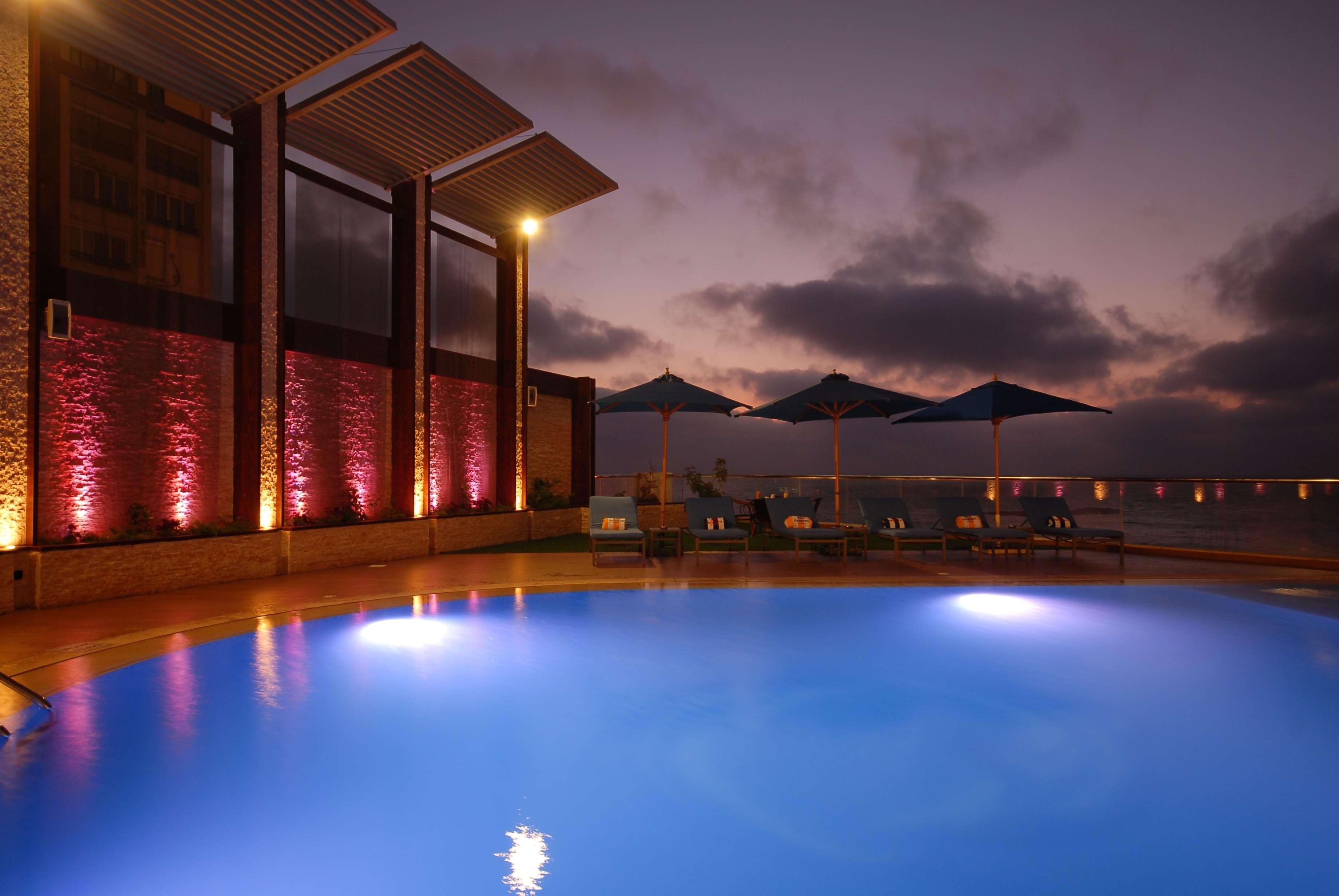 Hilton Alexandria Corniche Hotel Instalações foto The pool at the rooftop bar