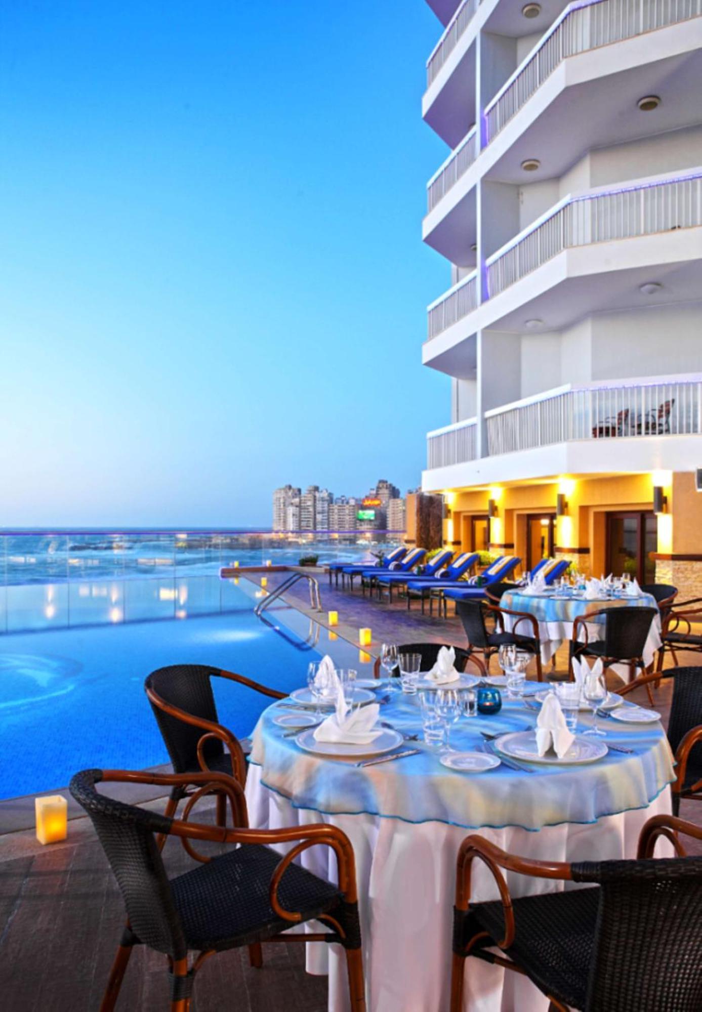 Hilton Alexandria Corniche Hotel Exterior foto The pool at the Hilton Alexandria