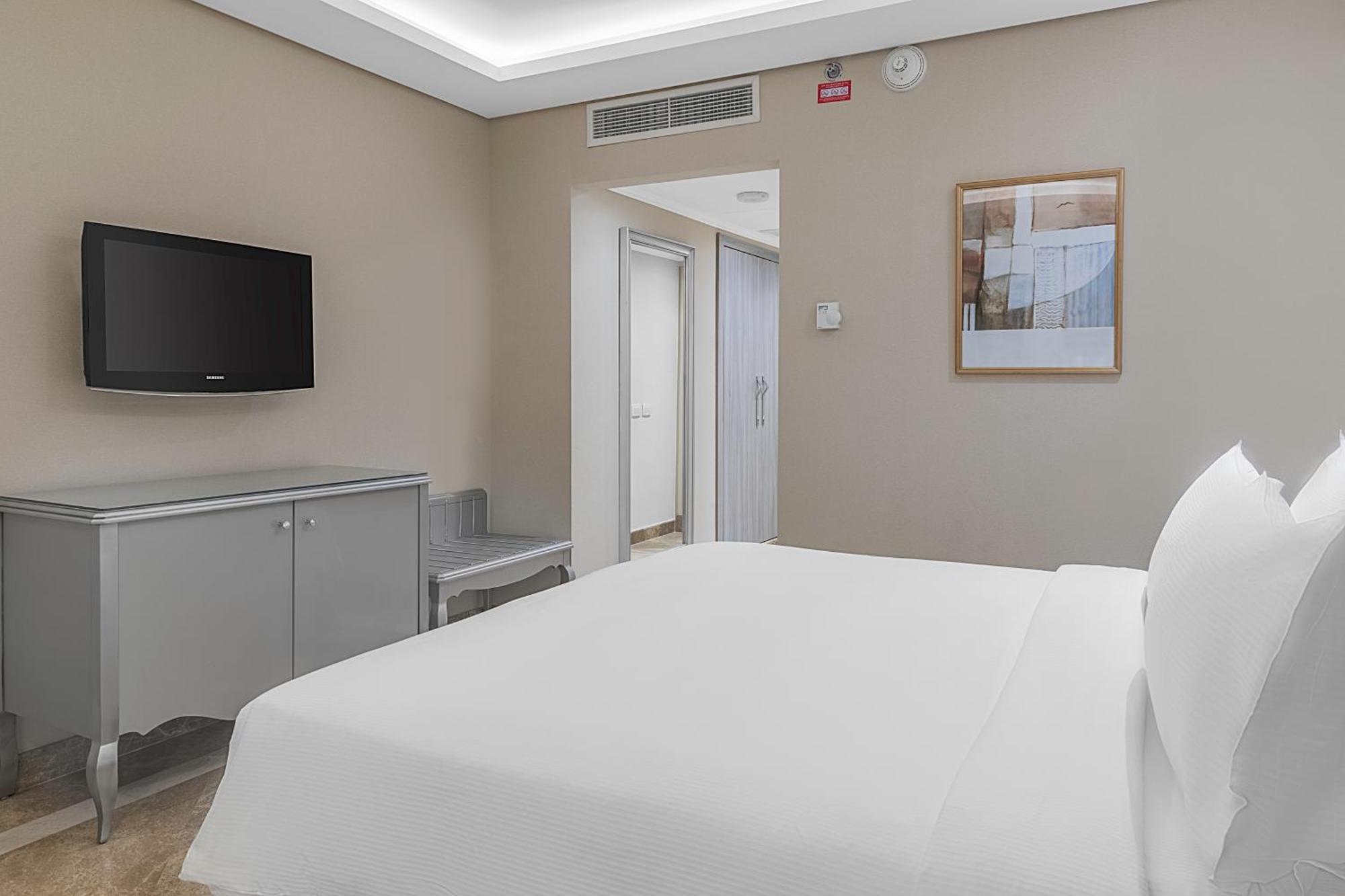 Hilton Alexandria Corniche Hotel Exterior foto A room at the hotel